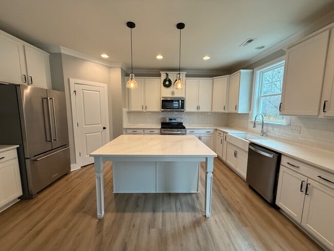 Cocina del primer piso: espaciosa y con mucho espacio de almacenamiento, con despensa. - 340 Avery Glenn Way