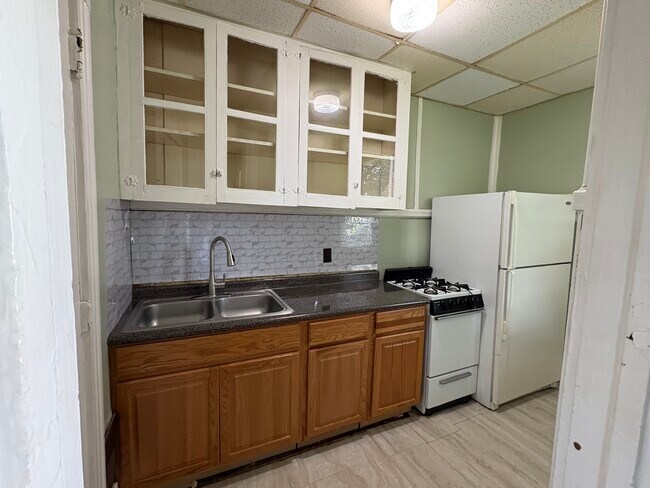 Building Photo - 310 Maple Ave Unit 5
