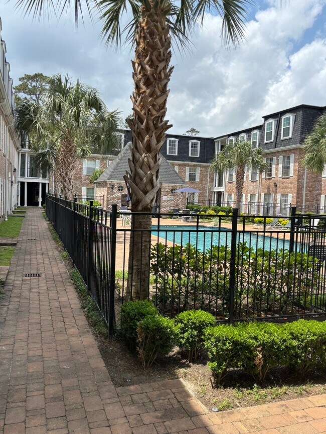 Building Photo - 357 N Post Oak Ln Unit 206 Rental