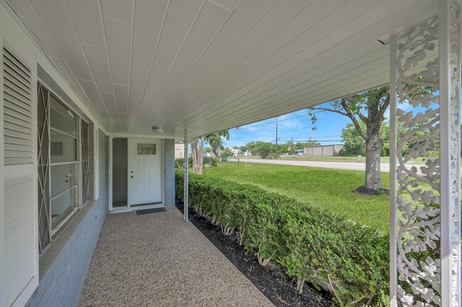 Photo - 206 E Powell St