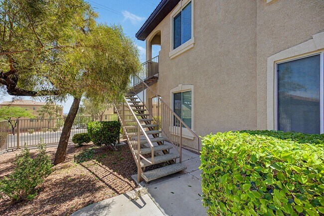 Photo - 2 BEDROOM CONDO WITH MOUNTAIN VIEWS!