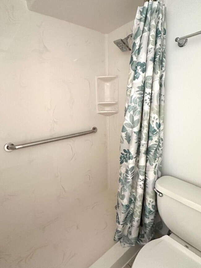 Photo - The Windsor, Renovated 1/1/1, prime Waikik... Unit 1704