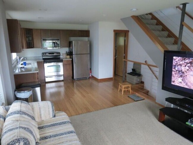 Photo - Beautiful 2 Bed Townhome Conveniently Located In Seattle!