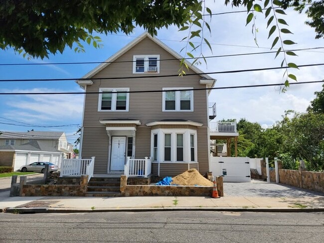 Building Photo - 121 Ledge St Unit 2