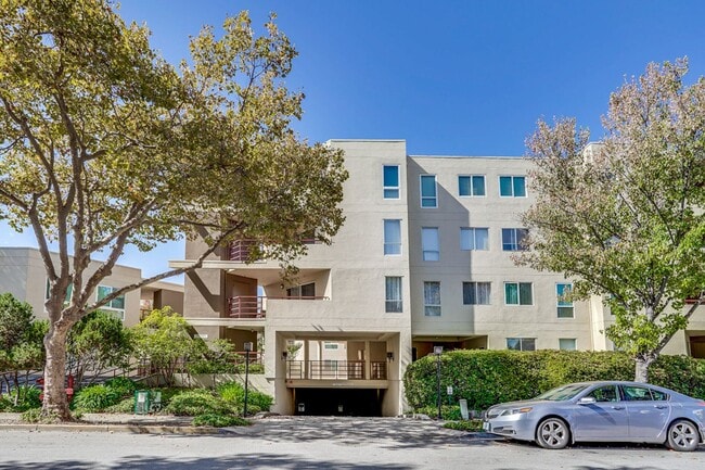 Building Photo - Remodeled 1 bedroom 1 bath penthouse condo...