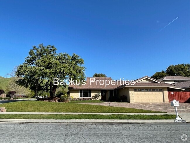 Building Photo - Recently remodeled three bedroom home in T...
