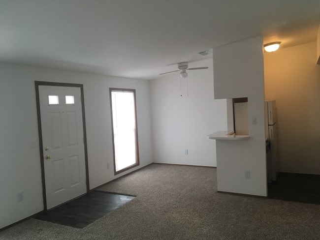 Kent Entry/Dining