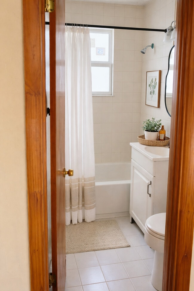 Photo - 520 N Tamarind Ave Unit Upper level  in historic building