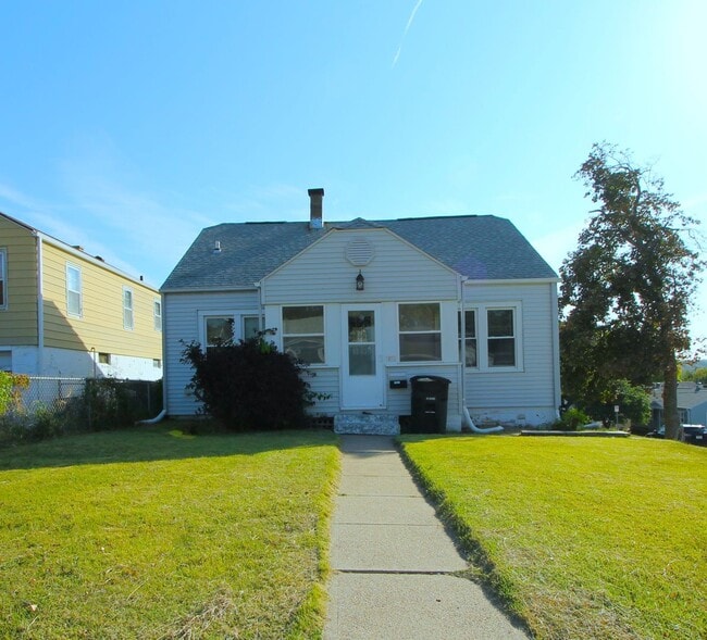 Photo - Large 3 bedroom with Open Floor Plan! Close to all the shopping and dining of Aksarben! Close to ...