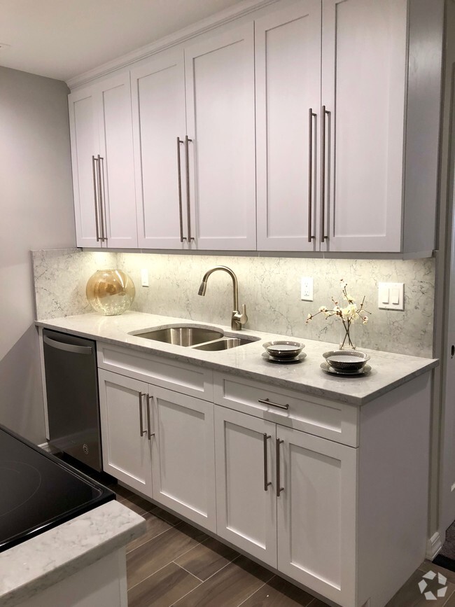 Quartz Countertop/Backsplash - Fairfield Square at East Meadow Rental