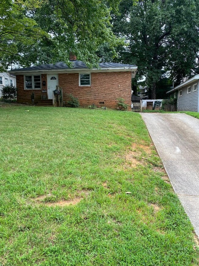 Building Photo - 1018 Willowbrook Dr