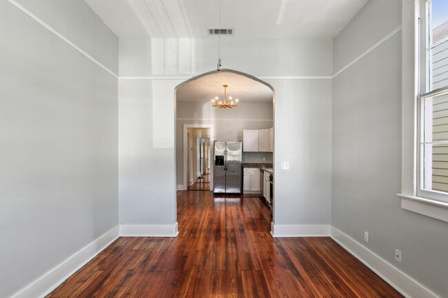 Photo - 2421 Valence- right