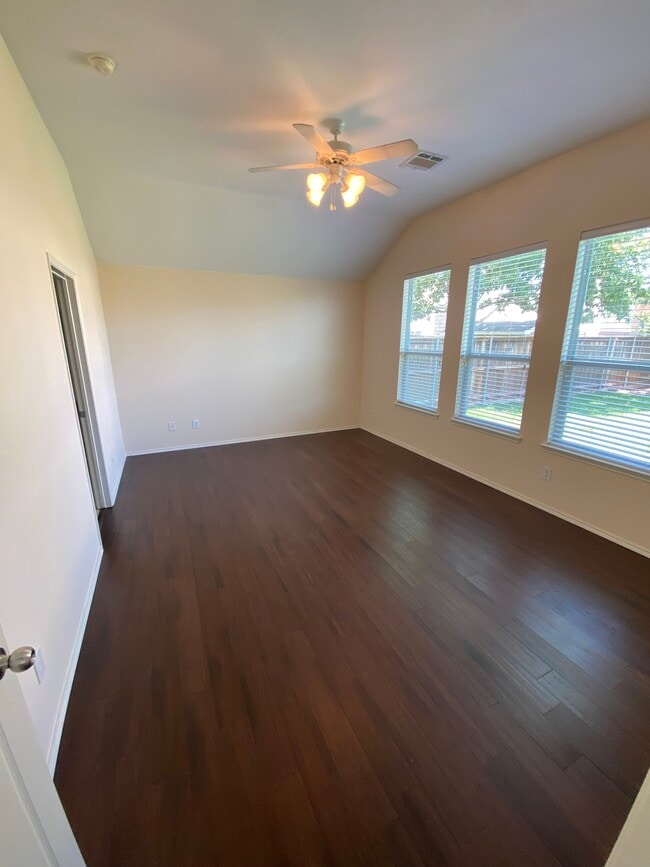 Photo - 112 Cherrytree Trl