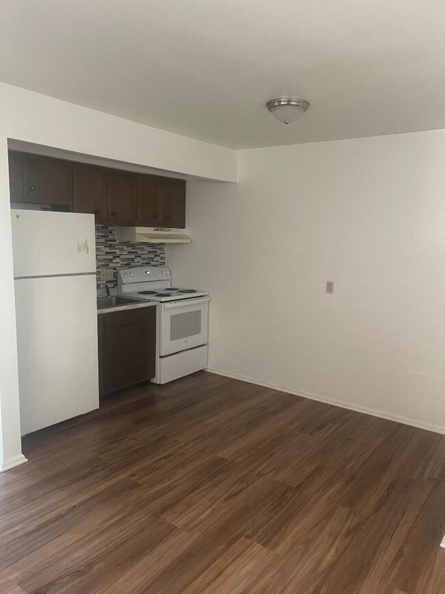 Building Photo - 325 W High St