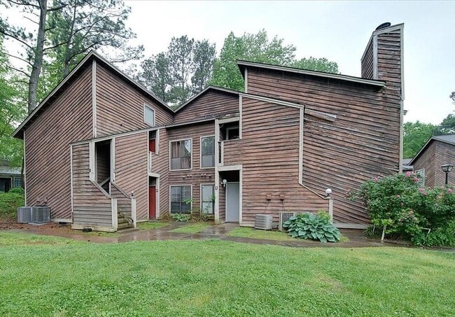 Building Photo - Newly Renovated Two Bedroom Condo Available! Move In Ready!