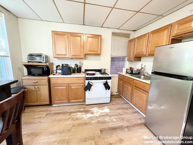Building Photo - 1572 Tremont St Unit 2 Rental