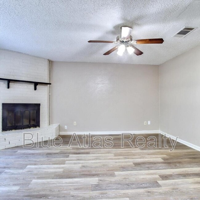 Photo - 3901 Royal Crest Dr