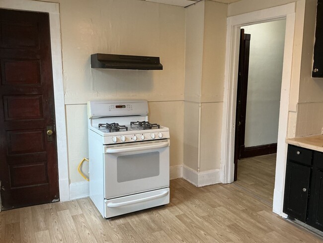 Building Photo - 800-802 S 32nd St Unit upper