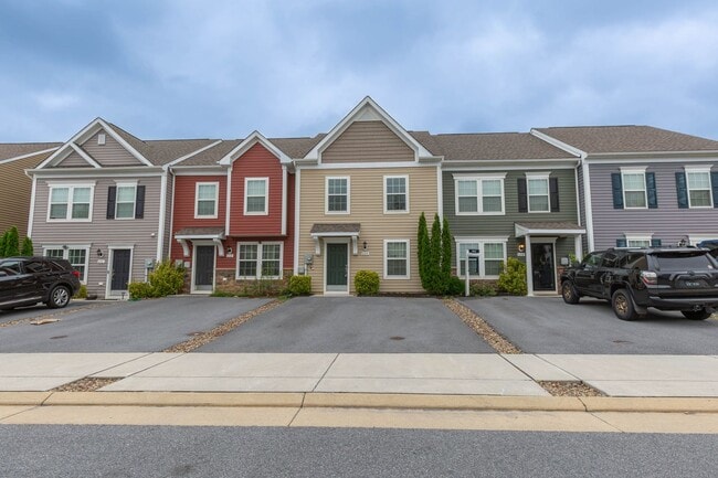 Building Photo - 3 Bed, 2.5 Bath, Townhome in Ranson, WV