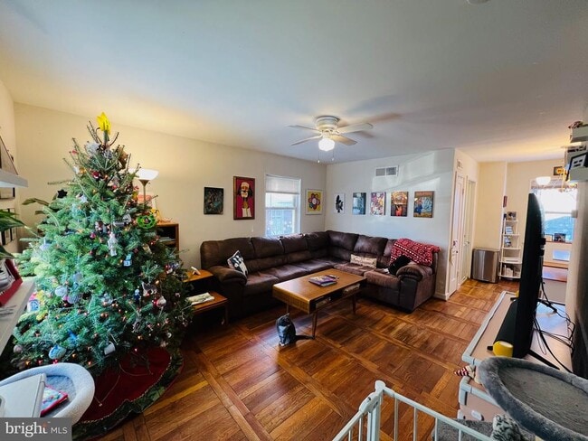 Photo - 909 S Irving St