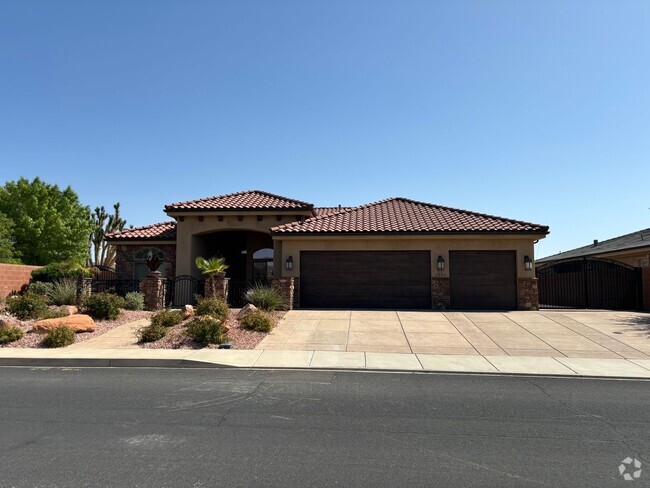 Building Photo - Fully furnished pool home