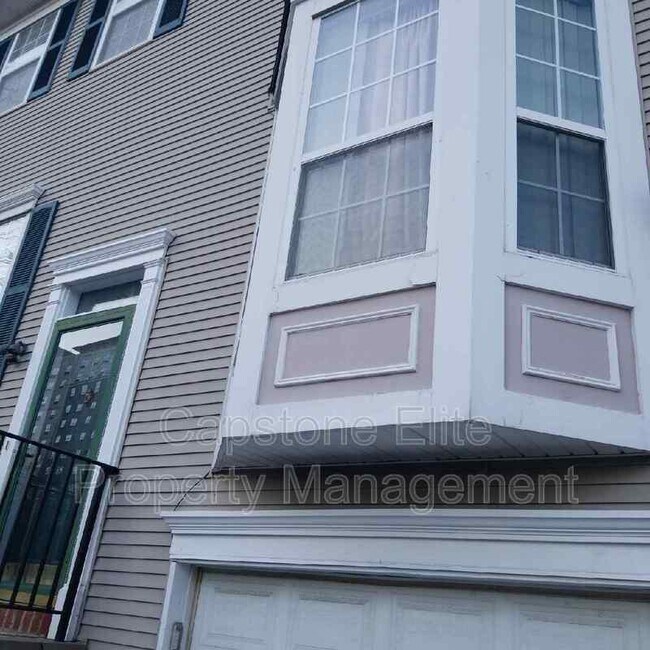 Building Photo - 20 Ashby Ln Unit 3 - Upstairs Master Bed Front Rental