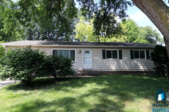 3 Bedroom home in Wedgewood area - 3 Bedroom home in Wedgewood area