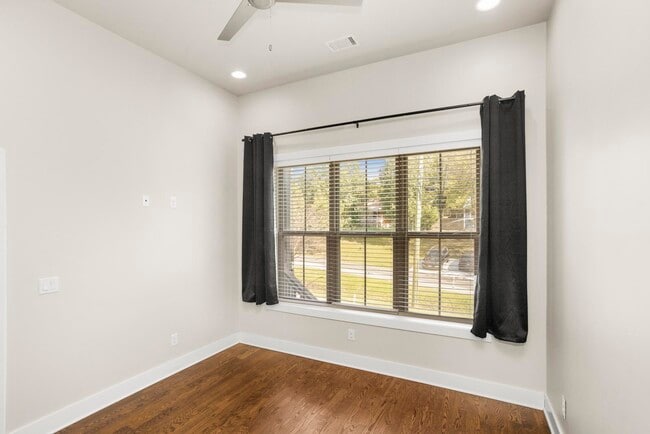 Photo - 942 Riverside Dr