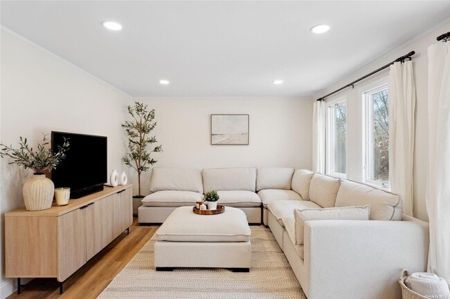 Photo - 28 Argonne Rd W