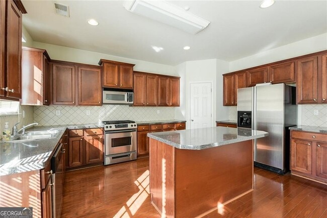 Photo - 669 Maple Grove Way