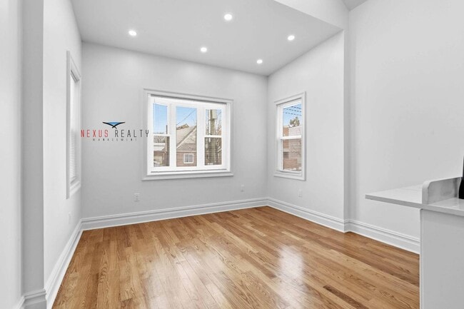 Photo - 21-28-28 48th St