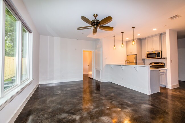 Photo - 905 W Austin St Unit B