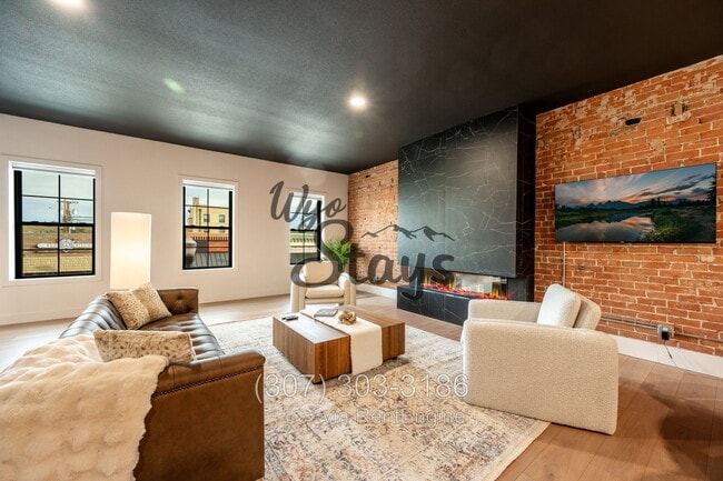 226 N Main St