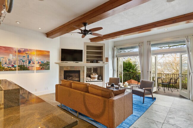 Photo - 1040 Lakeview Blvd E