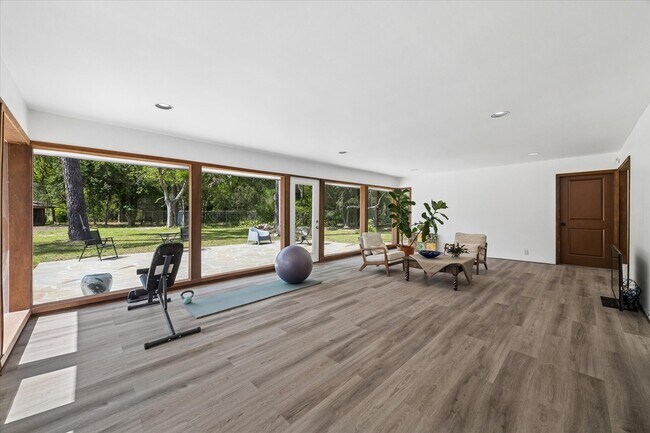 Photo - 9805 Shadow Wood Dr