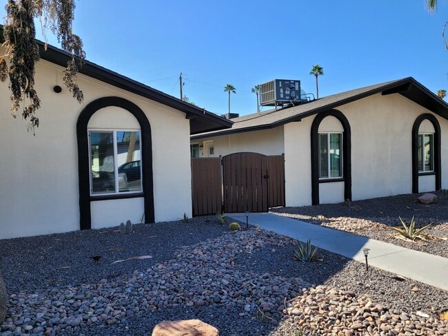 Building Photo - 6713 E Cheery Lynn Rd Unit 4