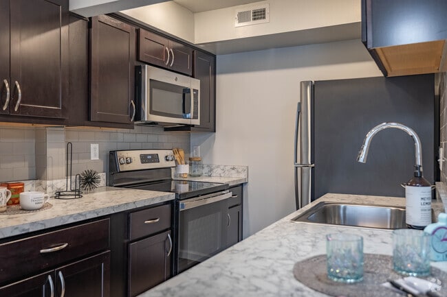 2BR, 1BA - 786SF - Kitchen - Colonial Gardens