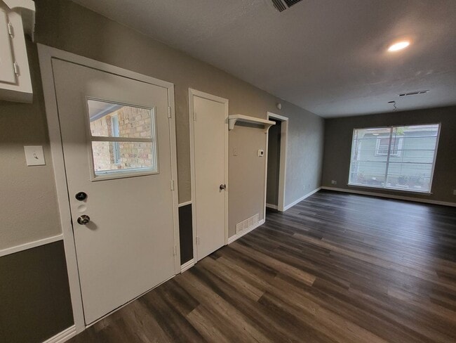 Photo - Cozy 2 bed 1 bath duplex!