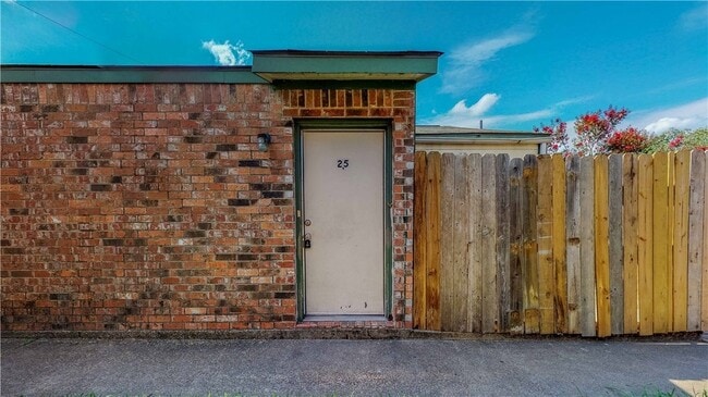 Building Photo - 725 Peppertree Dr Unit 23