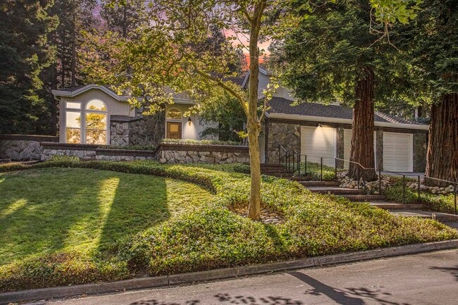 Building Photo - 3 Blackhawk Club Ct