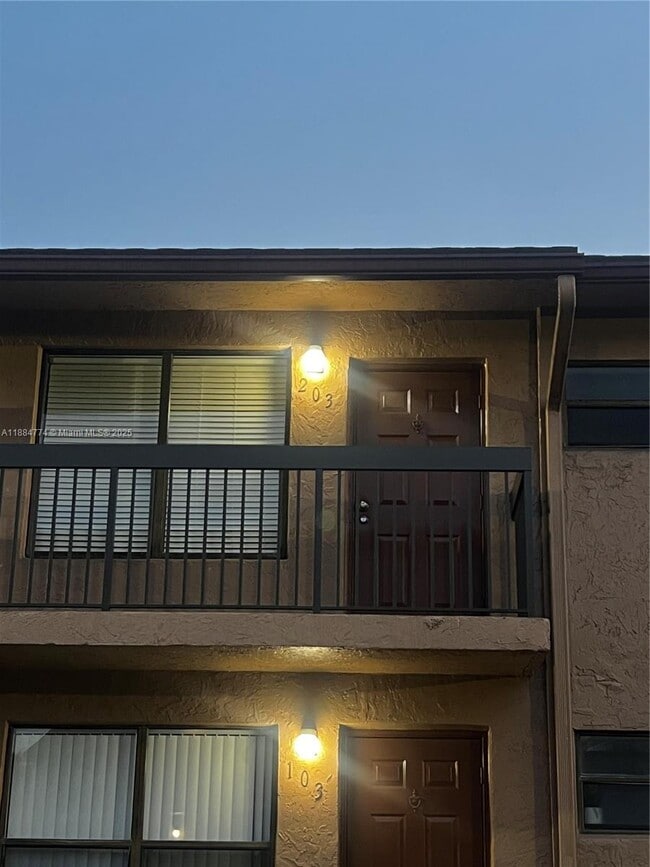Building Photo - 10002 Winding Lake Rd Unit 203
