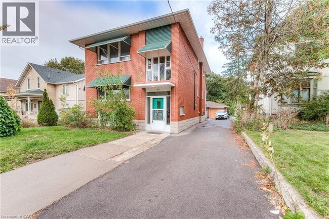 Photo - 132 Allen St E