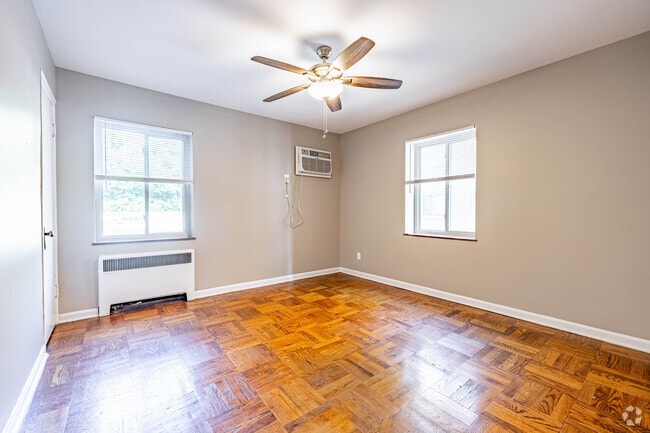 2BR, 1BA - 850SF - Primary Bedroom