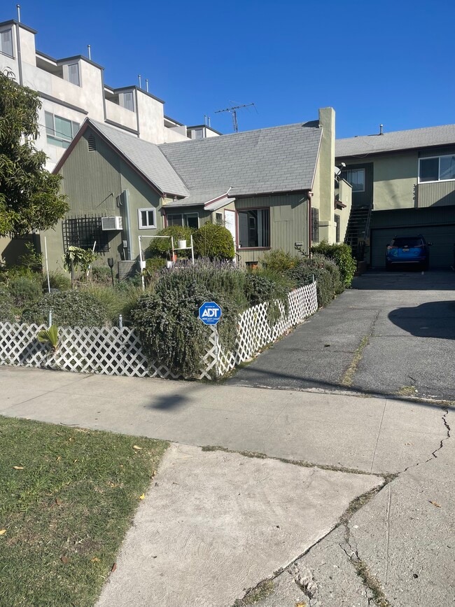 Photo - 3750 Clarington Ave