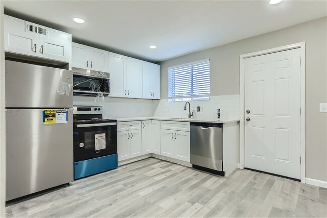 Building Photo - 2545 Kenton St Unit B