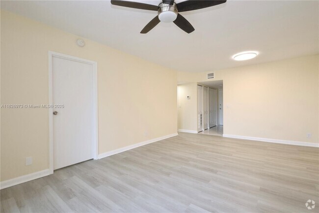 Building Photo - 2821 Somerset Dr Unit 309 Rental