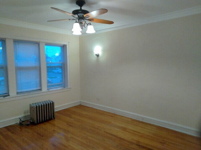 Living room - 5254 W Melrose St Unit 1