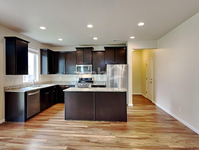 Photo - 2655 Moore St