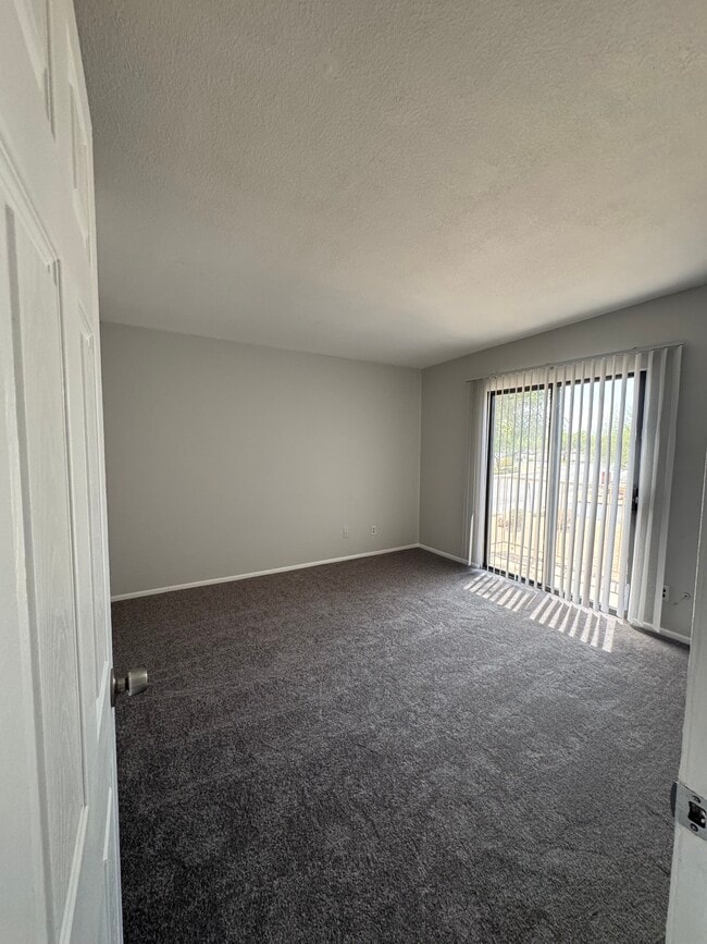 El dormitorio principal tiene una pequeña zona de patio. - 5757 W Eugie Ave Unidad 2096