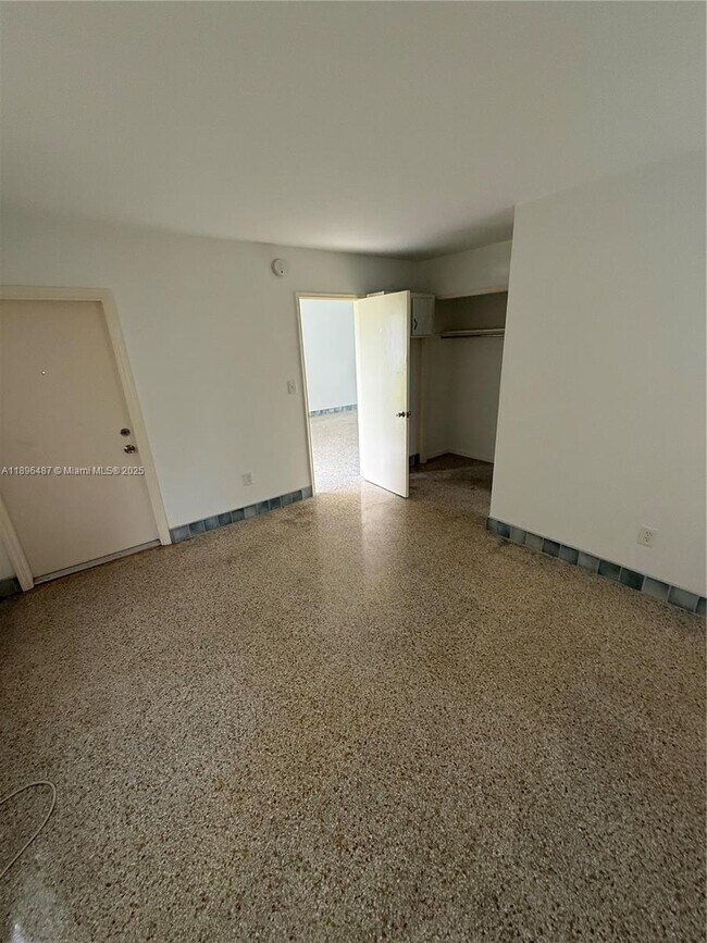 Photo - 301 SW 9th St Unidad 2